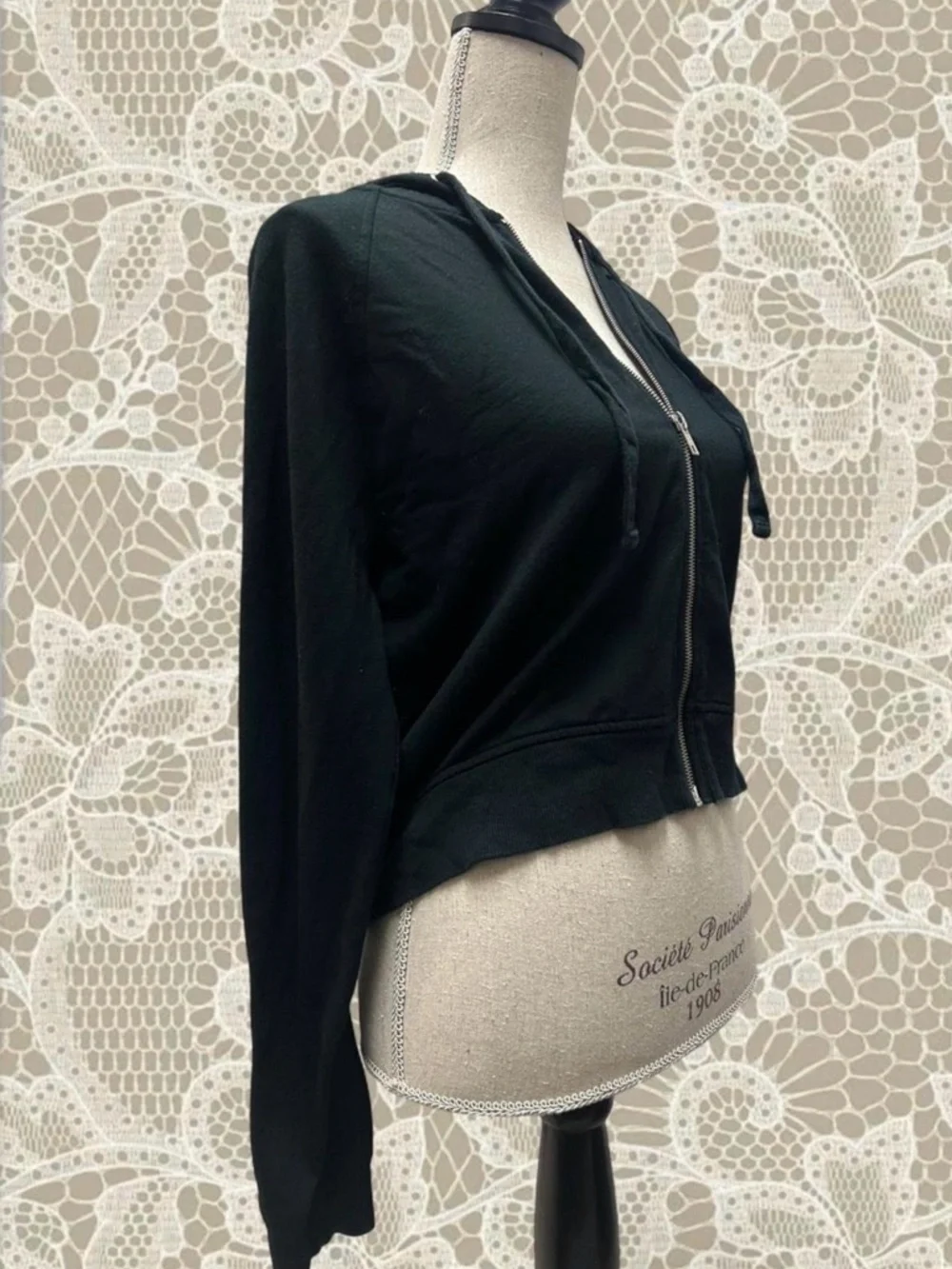 Adorable black cropped zip up hoodie ! - Picture 4 of 8